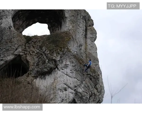 武汉攀岩队的防反策略解析与攀岩热点的深度探讨