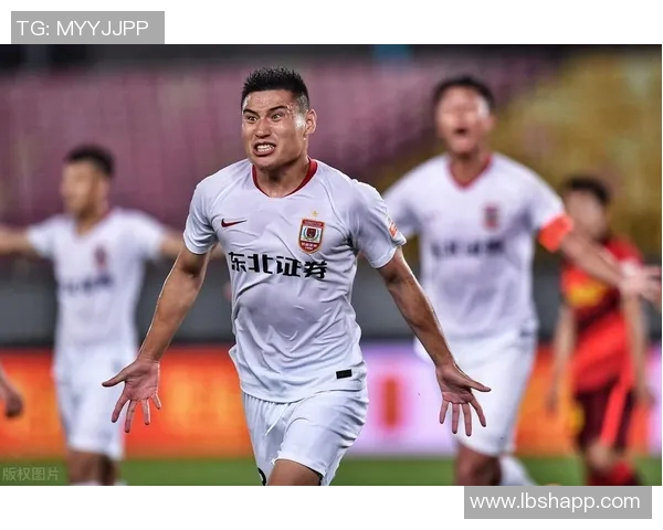 弗赖堡与门兴激战正酣比分争夺战引发球迷热议 弗赖堡与门兴激战正酣比分争夺战引发球迷热议